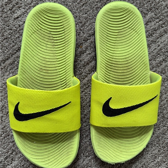 Nike Kawa Slides Volt/Black - Picture 2 of 4